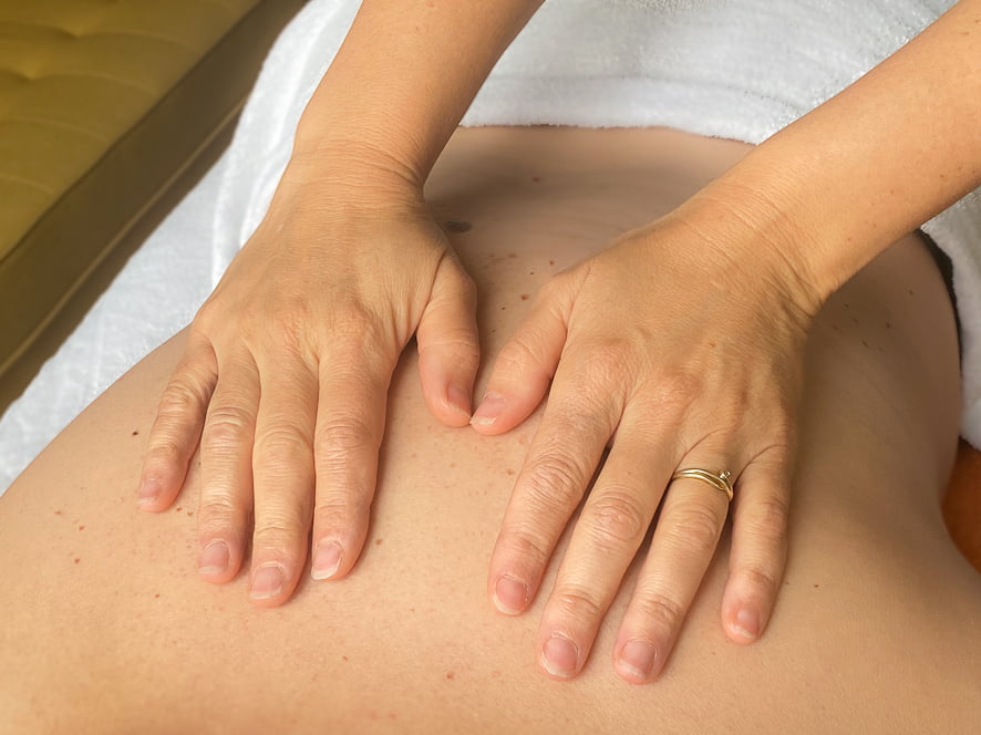Haptotherapie werkt met aanraking om je gevoel voor je lijf en je gevoelens beter te leren kennen.