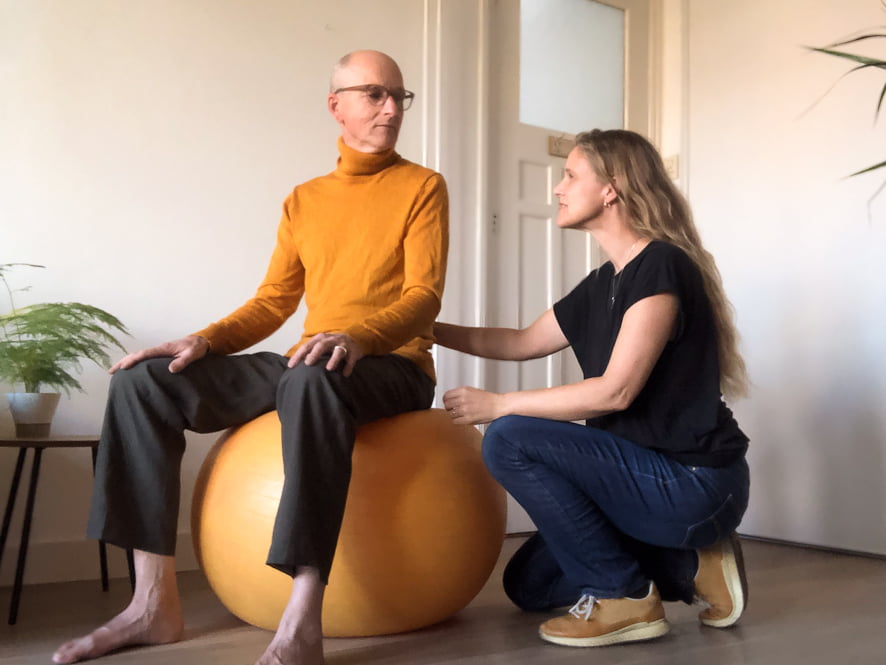 Door op een bal te zitten kun je met haptotherapie meer bewust worden van je lijf, houding en gevoel.